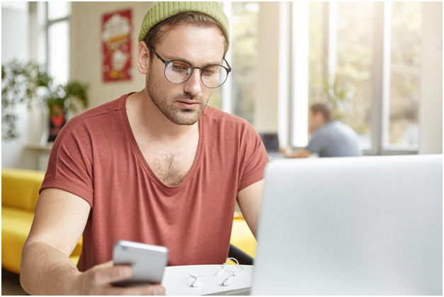 Человек ищет по фото