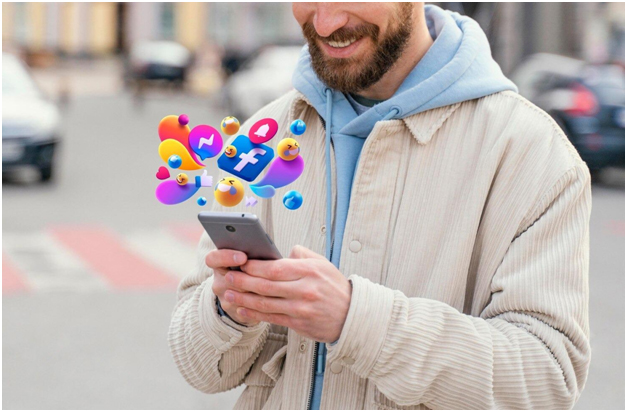 Человек ищет по соцсетям